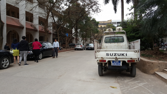 Ph&iacute;a ngo&agrave;i hiện trường được bảo vệ nghi&ecirc;m ngặt.