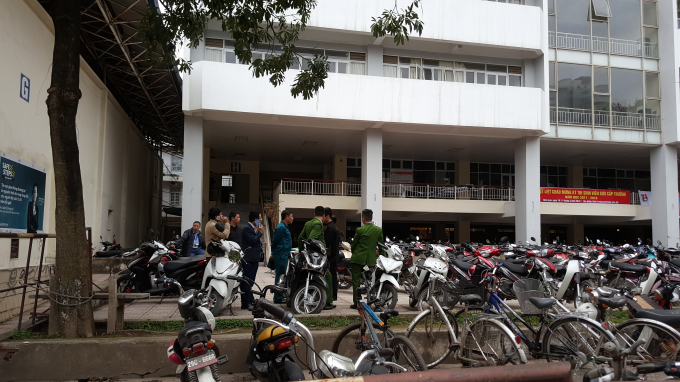 Rất đ&ocirc;ng lực lượng chức năng c&oacute; mặt tại hiện trường để l&agrave;m r&otilde; v&agrave; xử l&yacute; vụ việc.