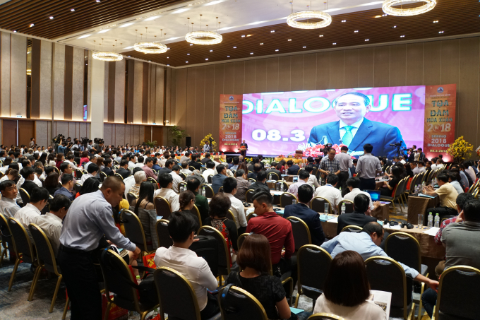 Hơn 500 đại biểu đại diện cho doanh nghiệp, hiệp hội, doanh nh&acirc;n c&oacute; mặt tại buổi tọa đ&agrave;m.