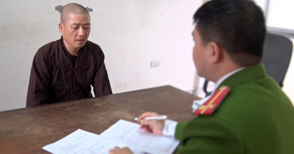 Mang áo giống nhà sư vào quán nước “chôm” điện thoại