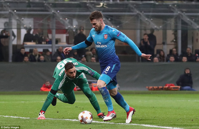 Aron Ramseny trong pha b&oacute;ng vượt qua Donnarumma để n&acirc;ng tỷ số l&ecirc;n 2-0. (Ảnh: Getty Images)