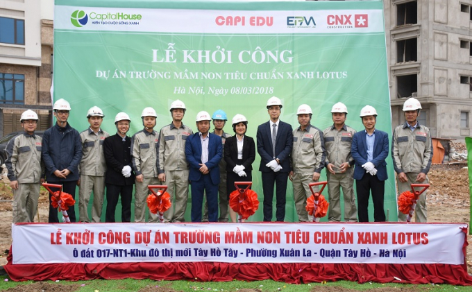 Đại diện Tập đo&agrave;n Capital House, l&atilde;nh đạo trường mầm non v&agrave; đơn vị thiết kế, nh&agrave; thầu chụp ảnh lưu niệm.