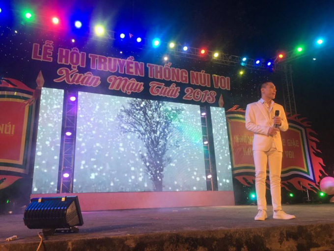 Ca sĩ Ch&acirc;u Việt Cường biểu diễn đầu xu&acirc;n 2018.