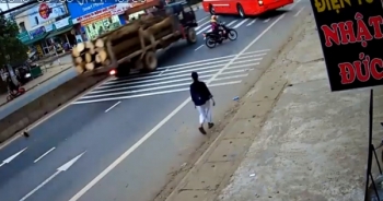 Clip: Tai nạn giao thông kinh hoàng giữa hai xe ô tô