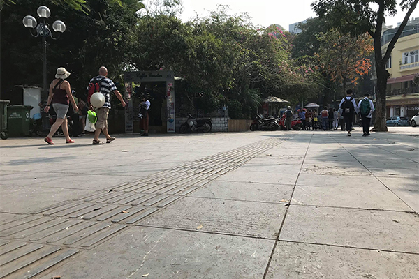 HN b&oacute;c hết 20 loại gạch, l&aacute;t mới to&agrave;n bộ vỉa h&egrave; hồ Gươm