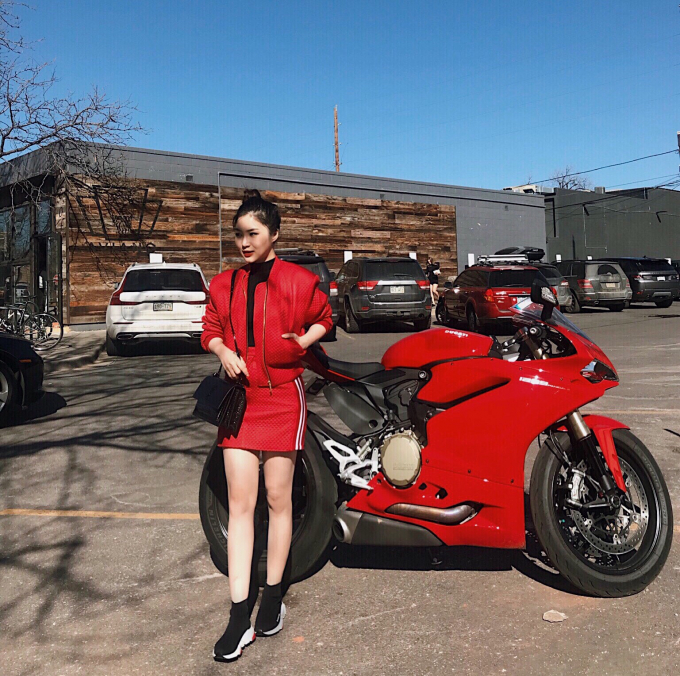 Hương Tr&agrave;m chạy show li&ecirc;n tục ở Mỹ vẫn khoe d&aacute;ng sang chảnh