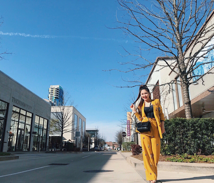 Hương Tr&agrave;m chạy show li&ecirc;n tục ở Mỹ vẫn khoe d&aacute;ng sang chảnh