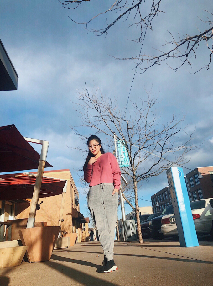 Hương Tr&agrave;m chạy show li&ecirc;n tục ở Mỹ vẫn khoe d&aacute;ng sang chảnh