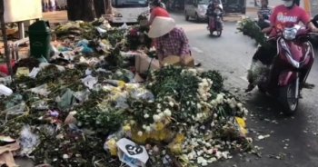 Hàng tấn hoa bị vứt sau ngày 8/3, người dân mót mang về chưng