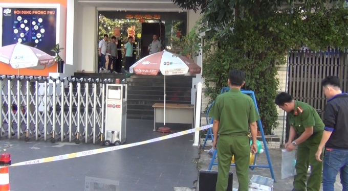 Lực lượng chức năng phong tỏa hiện trường để điều tra.