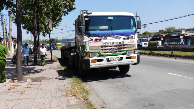 Chiếc đầu k&eacute;o chạy th&ecirc;m 50m th&igrave; dừng lại.