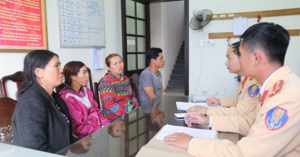 Huế: Bắt quả tang hàng loạt thuyền khai thác cát, sỏi trái phép