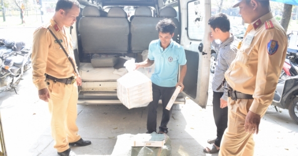 Thừa Thiên Huế: Phát hiện nhiều thuốc lá, bột ngọt, đường “lậu” trên xe khách