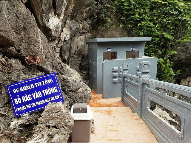 X&acirc;y dựng lu&ocirc;n cả nh&agrave; vệ sinh tr&ecirc;n n&uacute;i. (Ảnh: D&acirc;n tr&iacute;)