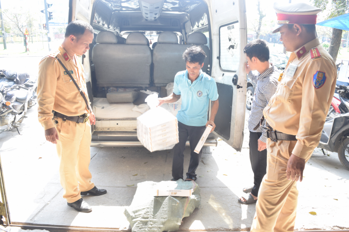 Ph&ograve;ng Cảnh s&aacute;t giao th&ocirc;ng đường bộ, đường sắt C&ocirc;ng an tỉnh Thừa Thi&ecirc;n huế cho biết đ&atilde; ph&aacute;t hiện, bắt giữ xe &ocirc; t&ocirc; chở 800 g&oacute;i thuốc l&aacute; Z&eacute;t c&ugrave;ng một số h&agrave;ng h&oacute;a nhập lậu kh&aacute;c.&nbsp; &nbsp;