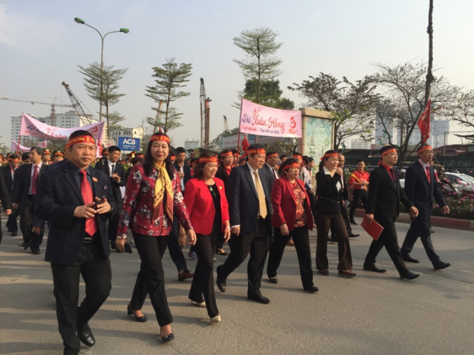 Đo&agrave;n Đại biểu c&ugrave;ng h&agrave;ng trăm người diễu h&agrave;nh trong ng&agrave;y thứ hai diễn ra Lễ hội Xu&acirc;n Hồng 2018.