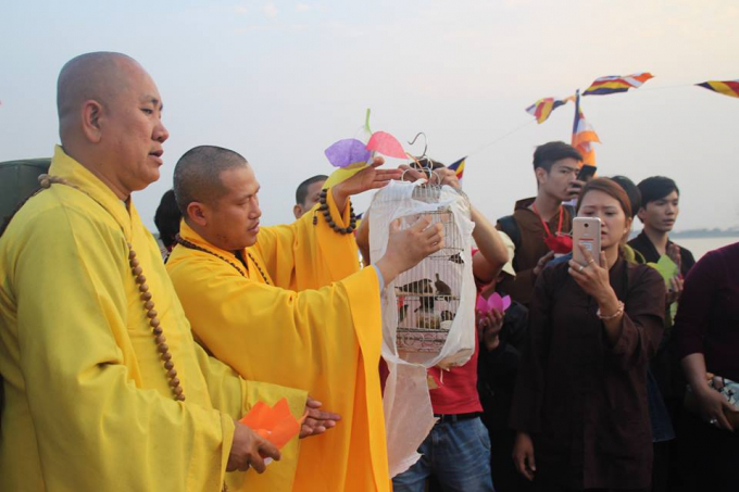 H&agrave; Nội: H&agrave;ng trăm nh&agrave; sư v&agrave; phật tử tham gia ph&oacute;ng sinh tại bến ph&agrave; s&ocirc;ng Hồng