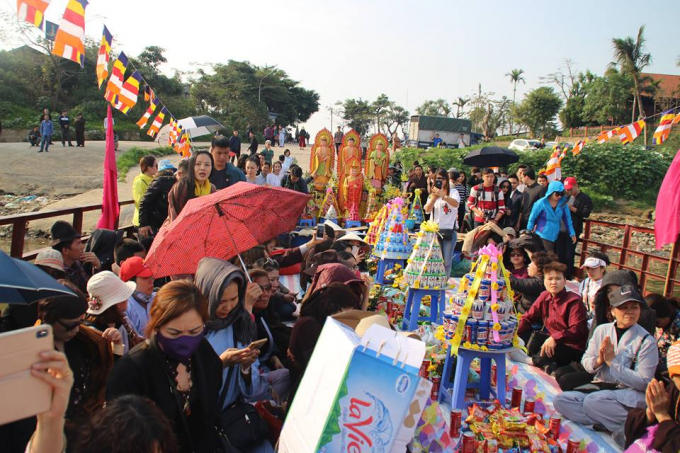 H&agrave; Nội: H&agrave;ng trăm nh&agrave; sư v&agrave; phật tử tham gia ph&oacute;ng sinh tại bến ph&agrave; s&ocirc;ng Hồng