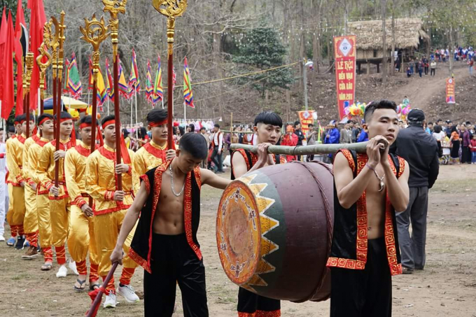 Nghệ An: H&agrave;ng vạn người n&ocirc; nức trẩy hội Đền Vạn - Cửa R&agrave;o
