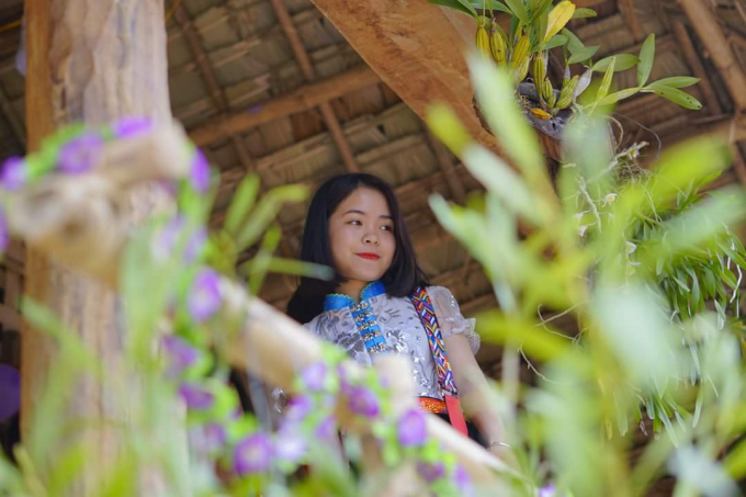 Một số người d&acirc;n c&ugrave;ng du kh&aacute;ch tranh thủ chụp kỷ yếu trong c&aacute;c ng&agrave;y diễn ra Lễ hội.