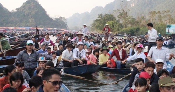 Hết hồn áo phao cứu sinh “làm cảnh” ở lễ hội chùa Hương