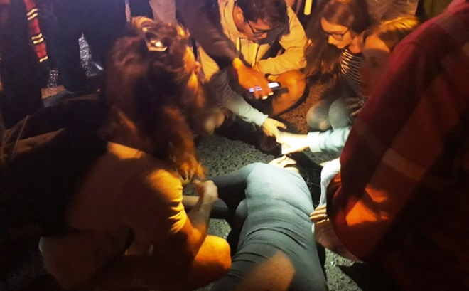 Nữ du kh&aacute;ch gốc Việt bị đ&aacute;nh ngất xỉu.