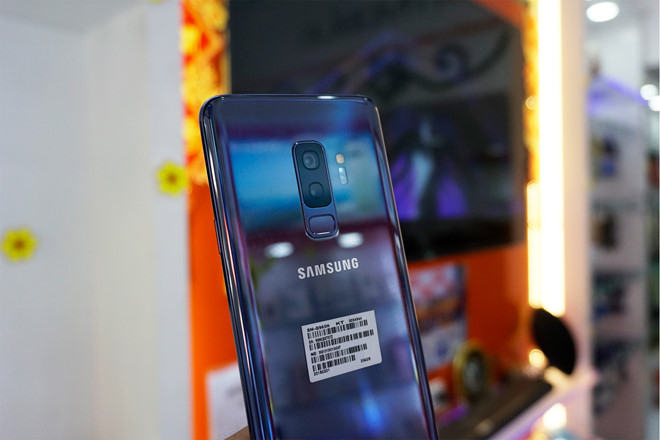 Galaxy S9+ 256 GB m&agrave;u xanh x&aacute;ch tay về VN gi&aacute; 25 triệu