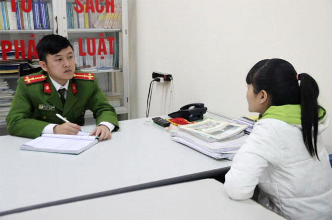 Nạn nh&acirc;n tr&igrave;nh b&aacute;o tại Cơ quan C&ocirc;ng an.