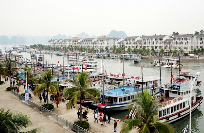 Nhằm chấn chỉnh hoạt động của c&aacute;c t&agrave;u du lịch hoạt động tr&ecirc;n Vịnh Hạ Long v&agrave; B&aacute;i Tử Long, cơ quan chức năng đ&atilde; ban h&agrave;nh c&aacute;c Văn bản xử l&yacute; đối với h&agrave;ng loạt c&aacute;c t&agrave;u du lịch vi phạm (ảnh minh họa).