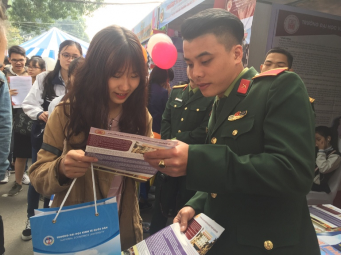 C&aacute;c bạn học sinh tỏ ra rất h&agrave;o hứng khi xem th&ocirc;ng tin.