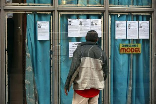 Một người d&acirc;n Cuba đi b&acirc;̀u cử Qu&ocirc;́c h&ocirc;̣i. Ảnh: EPA