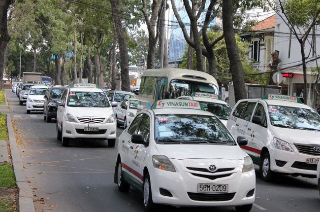 Đuối sức trong cuộc chiến với taxi c&ocirc;ng nghệ, Vinasun đề xuất giải ph&aacute;p nhượng quyền kinh doanh với t&agrave;i xế nhưng kh&ocirc;ng được cơ quan chức năng đồng &yacute;. Ảnh: Anh Qu&acirc;n.