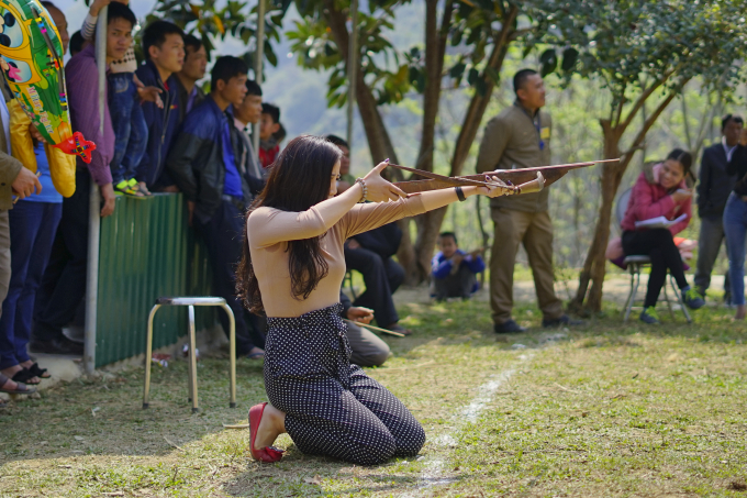 &nbsp;Một số tr&ograve; chơi như bắn nỏ, k&eacute;o co, đẩy gậy,... lu&ocirc;n g&acirc;y sự ch&uacute; &yacute; cho người d&acirc;n c&ugrave;ng du kh&aacute;ch tại lễ hội.