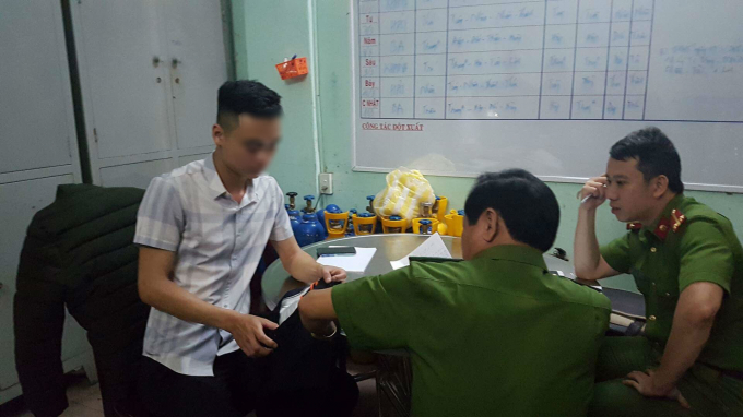 Ph&oacute;ng vi&ecirc;n H.V.N (tr&aacute;i) phản &aacute;nh vụ việc tại trụ sở c&ocirc;ng an&nbsp;phường Thạch Thang.&nbsp;