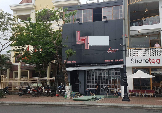 Qu&aacute;n bar (bảng m&agrave;u đen) - nơi ph&oacute;ng vi&ecirc;n H.V.N phản &aacute;nh vụ h&agrave;nh hung.