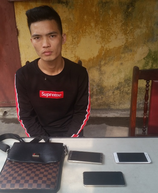 Đối tượng Nguyễn Văn Thắng v&agrave; tang vật của vụ &aacute;n.