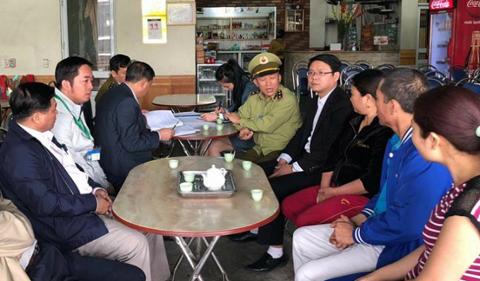 Đo&agrave;n Li&ecirc;n ng&agrave;nh kiểm tra v&agrave; xử phạt nh&agrave; h&agrave;ng.