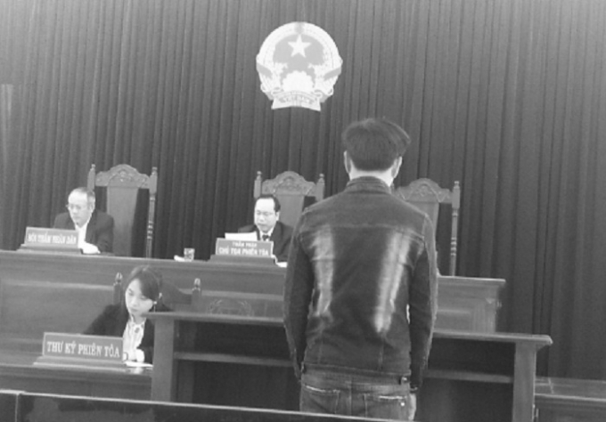 lNam thanh ni&ecirc;n 20 tuổi bị tuy&ecirc;n phạt s&aacute;u th&aacute;ng t&ugrave; giam.