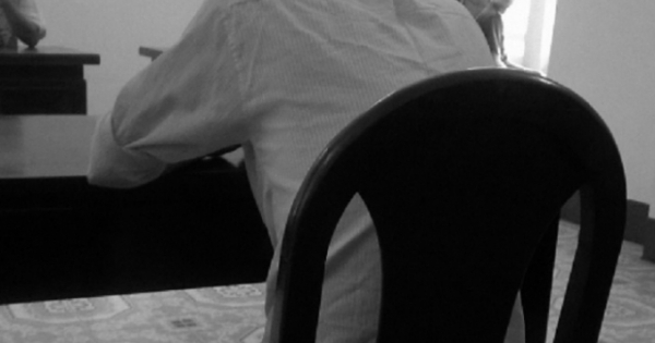 Phiên ly hôn đặc biệt, người chồng bị còng chân giải đến phiên tòa