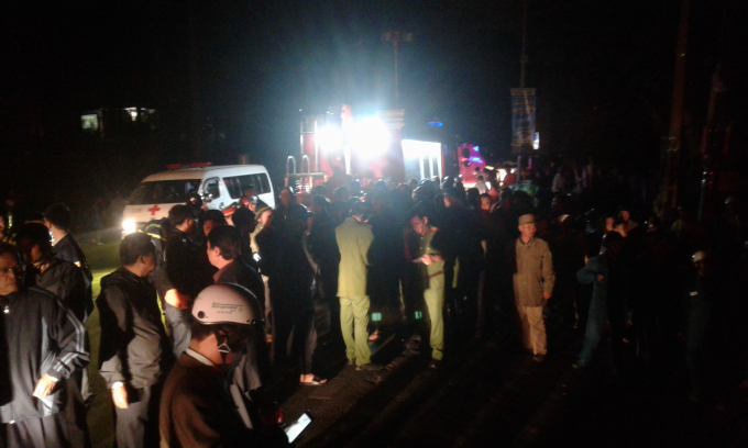 Người d&acirc;n hiếu kỳ đứng theo d&otilde;i sự việc.