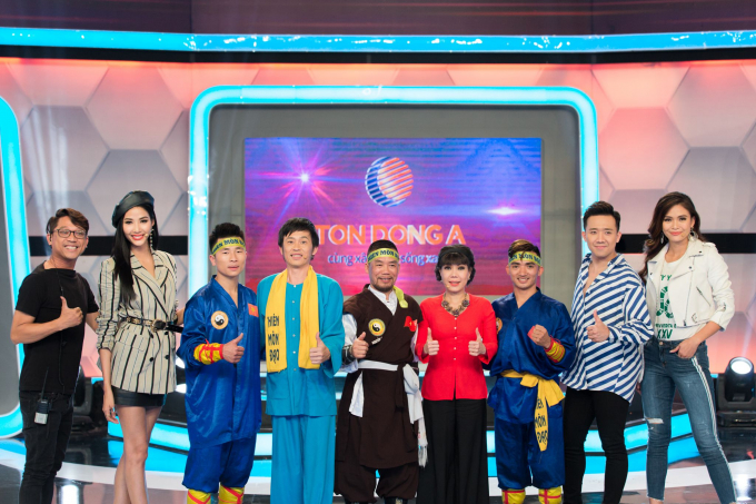 &Aacute; hậu Ho&agrave;ng Th&ugrave;y bất ngờ nhận được m&oacute;n qu&agrave; sinh nhật sớm