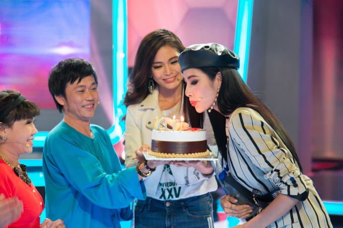 &Aacute; hậu Ho&agrave;ng Th&ugrave;y bất ngờ nhận được m&oacute;n qu&agrave; sinh nhật sớm