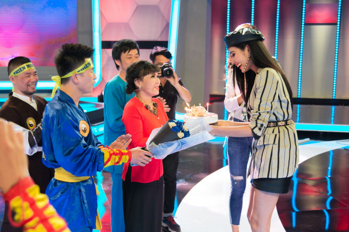 &Aacute; hậu Ho&agrave;ng Th&ugrave;y bất ngờ nhận được m&oacute;n qu&agrave; sinh nhật sớm