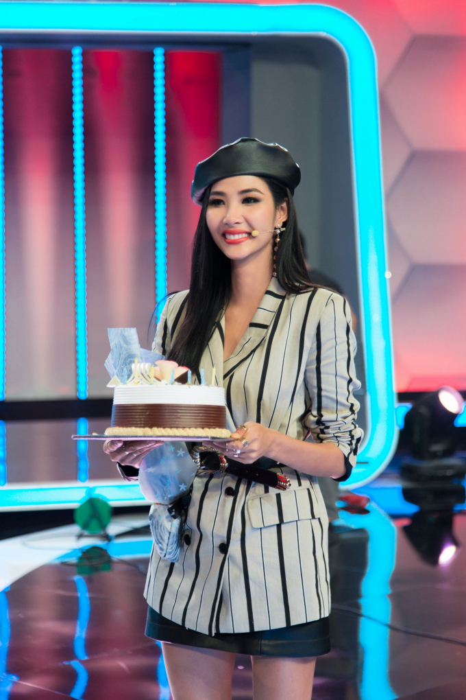 &Aacute; hậu Ho&agrave;ng Th&ugrave;y bất ngờ nhận được m&oacute;n qu&agrave; sinh nhật sớm