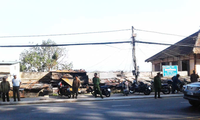 Lực lượng chức năng bảo vệ hiện trường vụ ch&aacute;y.