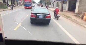 Clip xe ô tô biển xanh "làm xiếc" trên đường