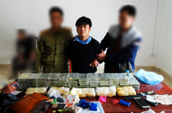 &nbsp;Đối tượng Gi&agrave;ng A T&uacute; v&agrave; tang vật của vụ &aacute;n tại cơ quan điều tra (ảnh Anh Dũng).