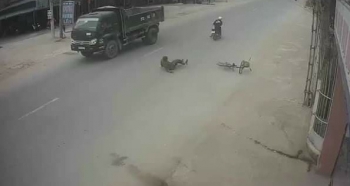 Bị xe máy tông thẳng vào người cụ ông vẫn bình an một cách thần kỳ