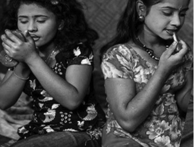 Nhiều trẻ em từ nhỏ đ&atilde; phải l&agrave;m g&aacute;i b&aacute;n d&acirc;m. (Ảnh minh họa)