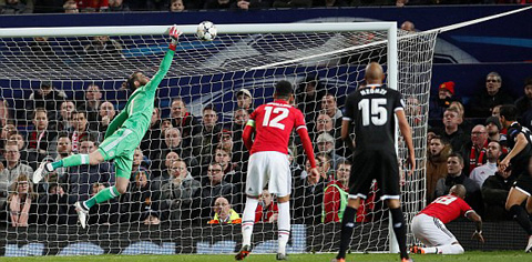 Yedder đ&aacute;nh đầu tung lưới De Gea.